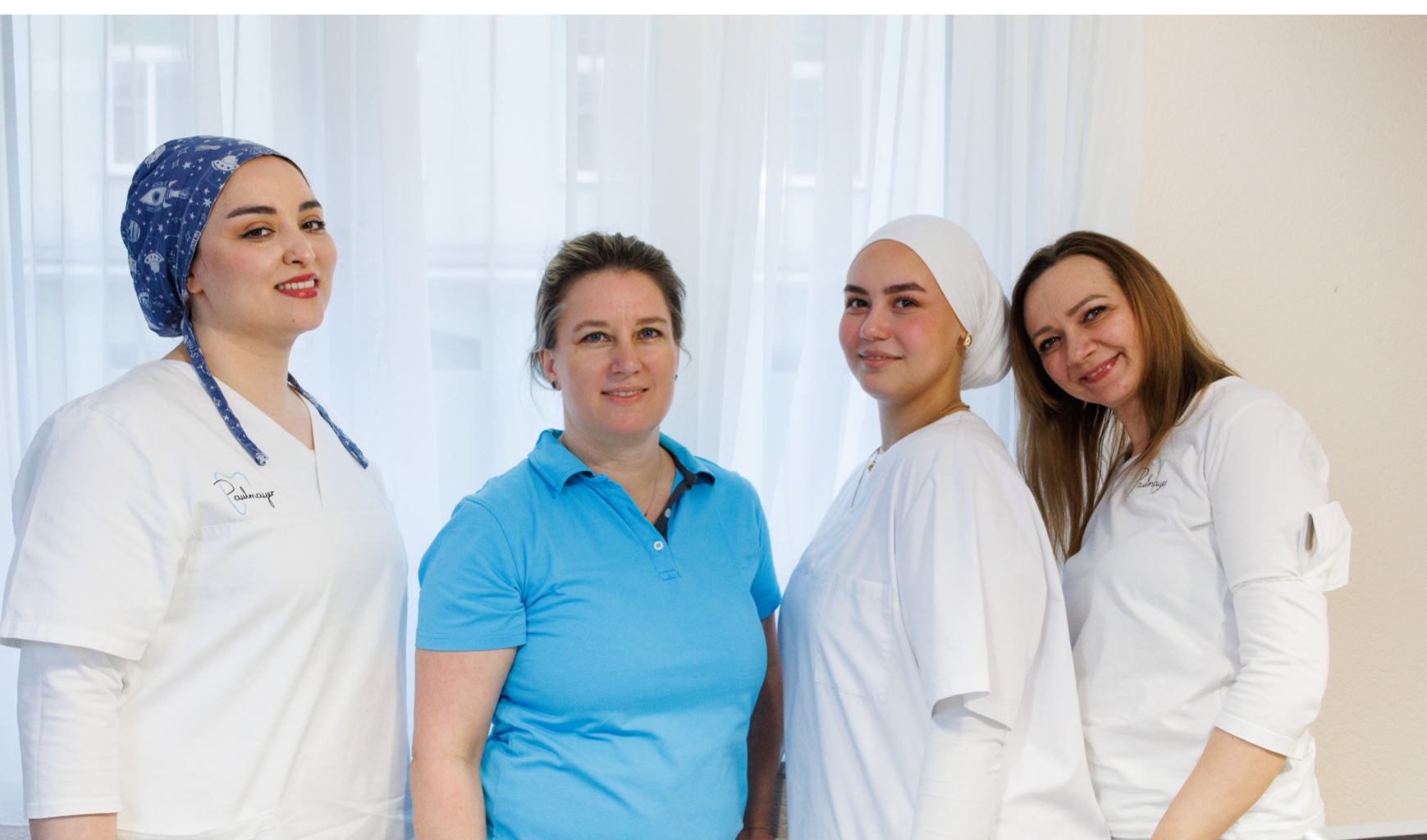 Das Team der Zahnarztpraxis von Dr. Paulmayer bestehend nur aus Frauen