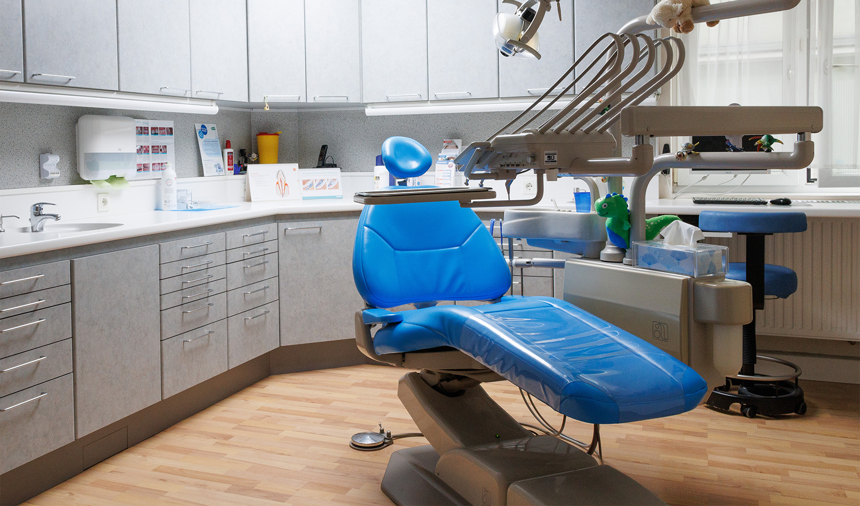 blauer Patientenstuhl in Arztpraxis